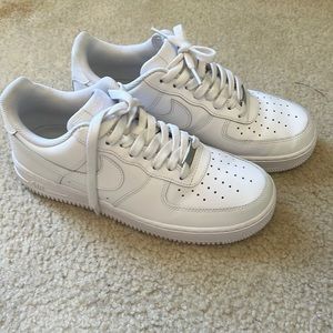NIKE AIR FORCE 1. WHITE.